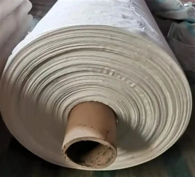 Quali sono le somiglianze e le differenze nel materiale tra rotoli di stoffa ...