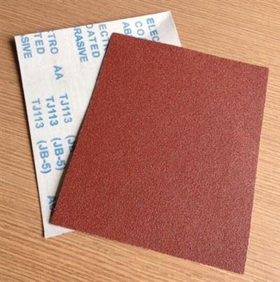 Effetto della dimensione delle particelle di carta vetrata sulla finitura sup...